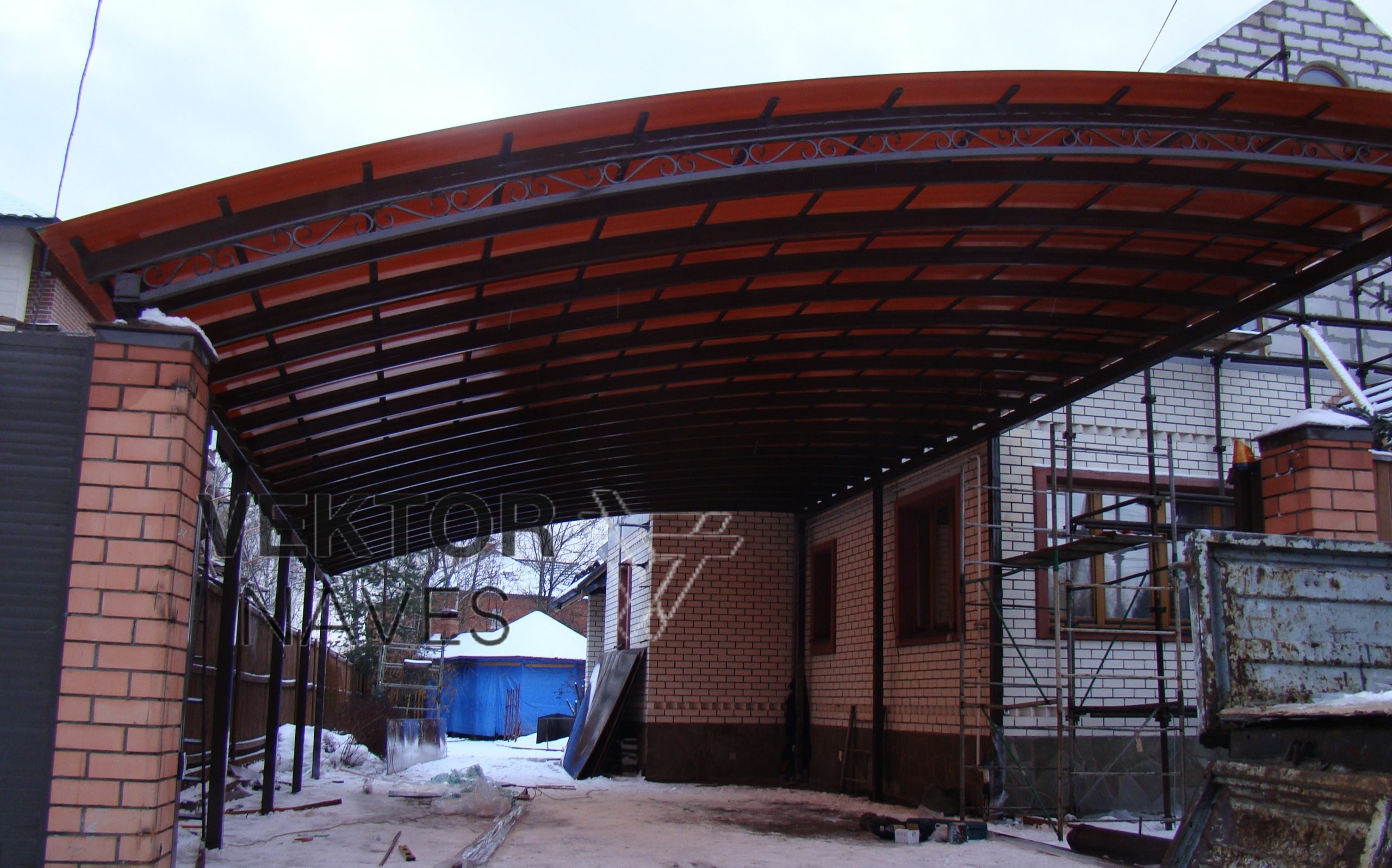 1634464198_47-p-navesi-iz-profnastila-vo-dvore-foto-49