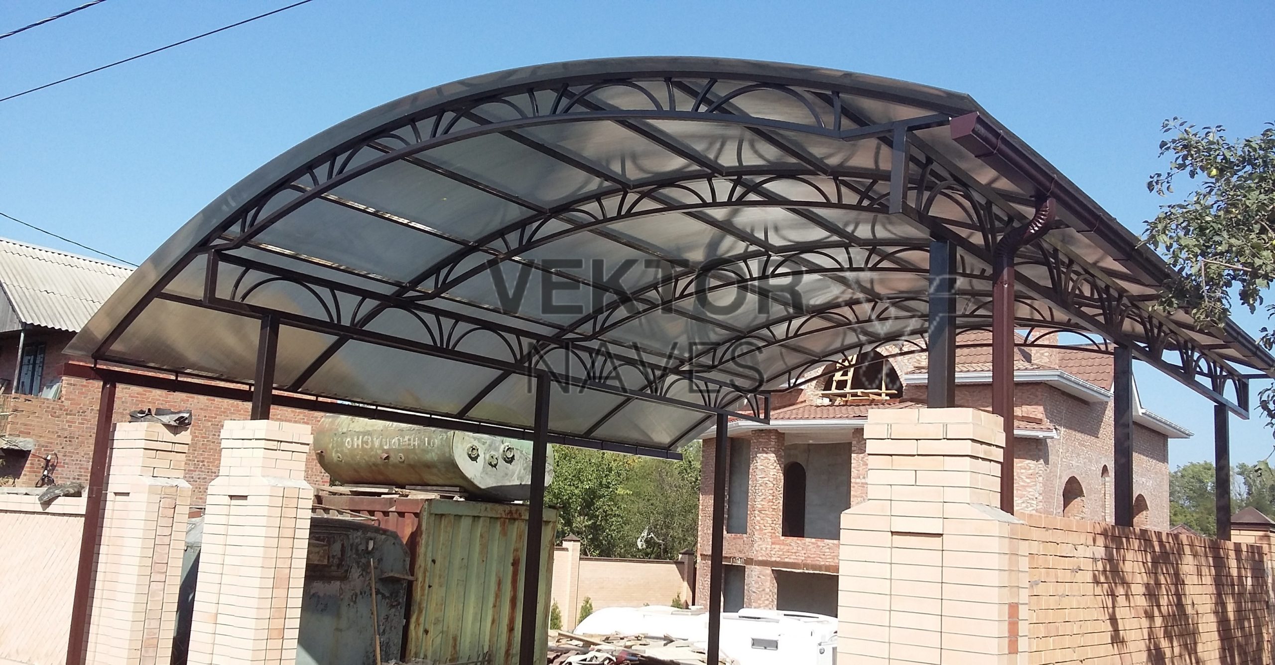 1634583254_44-p-arochnii-naves-iz-metallocherepitsi-foto-44
